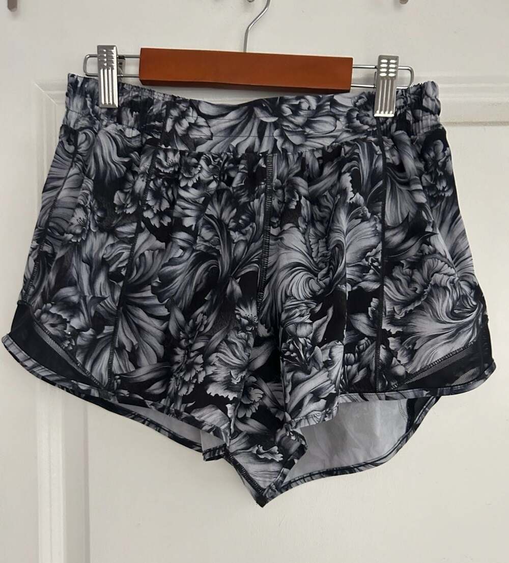 lululemon athletica Hotty Hot Short II 4" size 6